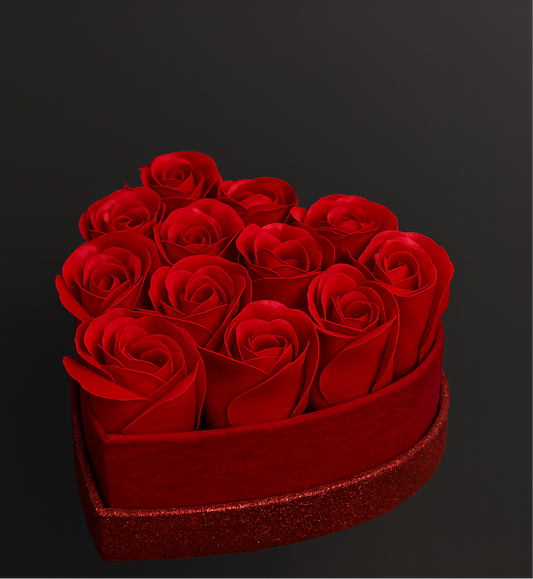 Velour Heart Mini – Cutie decorativă cu 12 Trandafiri Roșii